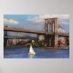 Stad - NY - Zeilen onder de Brooklyn Bridge Poster