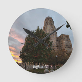 Stadhuis en zonsondergang ronde klok
