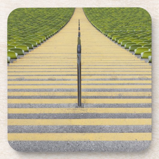 Stadiumtrap tussen rijen groene stoelen bier onderzetter (Voorkant)