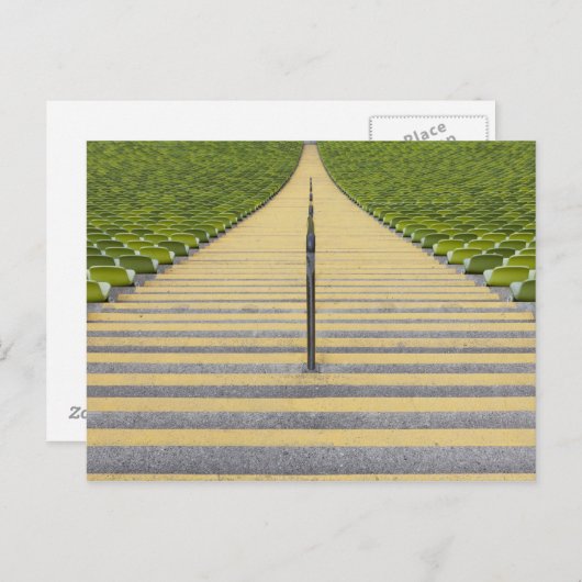 Stadiumtrap tussen rijen groene stoelen briefkaart (Voorkant / Achterkant)