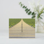 Stadiumtrap tussen rijen groene stoelen briefkaart (Staand voorkant)