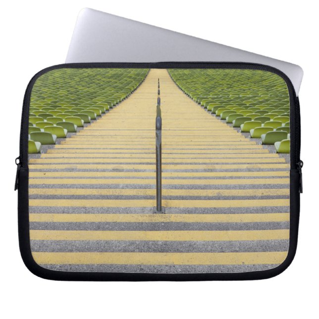 Stadiumtrap tussen rijen groene stoelen laptop sleeve (Voorkant)