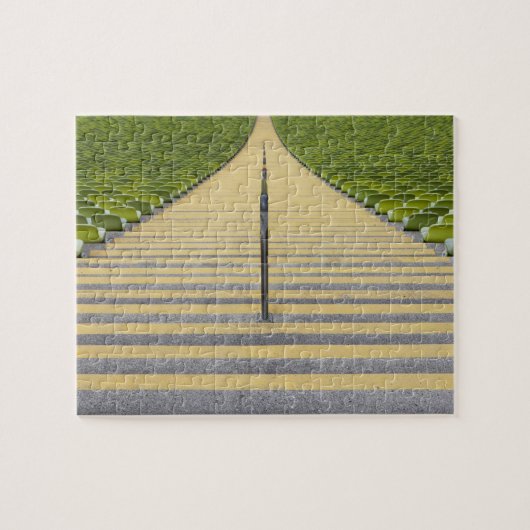 Stadiumtrap tussen rijen groene stoelen legpuzzel (Horizontaal)