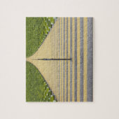 Stadiumtrap tussen rijen groene stoelen legpuzzel (Verticaal)