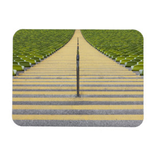 Stadiumtrap tussen rijen groene stoelen magneet