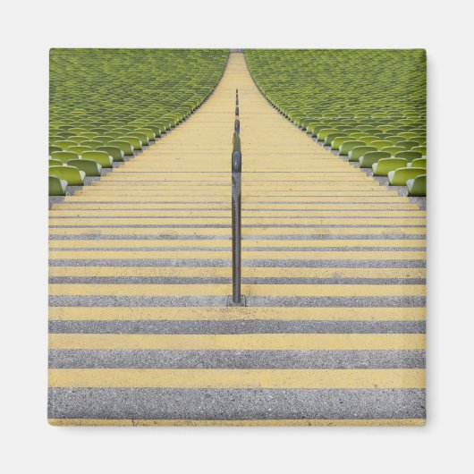 Stadiumtrap tussen rijen groene stoelen magneet (Voorkant)