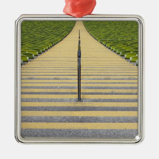 Stadiumtrap tussen rijen groene stoelen metalen ornament (Voorkant)