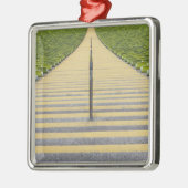 Stadiumtrap tussen rijen groene stoelen metalen ornament (Links)