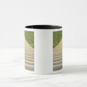 Stadiumtrap tussen rijen groene stoelen mok (Midden)