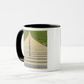 Stadiumtrap tussen rijen groene stoelen mok (Voorkant links)