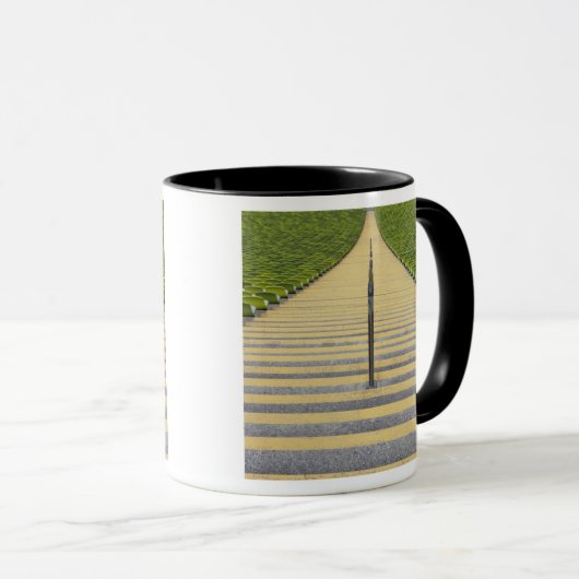 Stadiumtrap tussen rijen groene stoelen mok (Voorkant rechts)