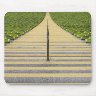 Stadiumtrap tussen rijen groene stoelen muismat