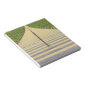 Stadiumtrap tussen rijen groene stoelen notitieblok (Schuin)