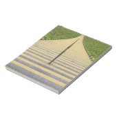 Stadiumtrap tussen rijen groene stoelen notitieblok (Linkerzijde)