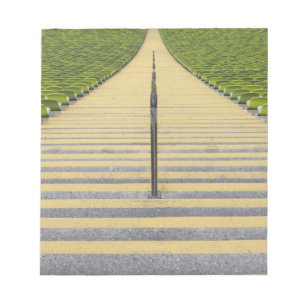 Stadiumtrap tussen rijen groene stoelen notitieblok