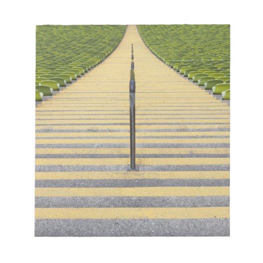 Stadiumtrap tussen rijen groene stoelen notitieblok (Voorkant)