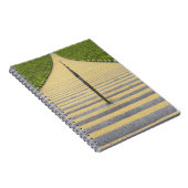 Stadiumtrap tussen rijen groene stoelen notitieboek (Rechterzijde)