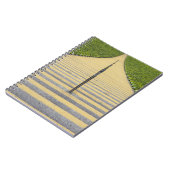 Stadiumtrap tussen rijen groene stoelen notitieboek (Linkerzijde)