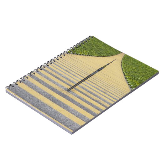 Stadiumtrap tussen rijen groene stoelen notitieboek (Linkerzijde)