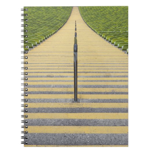 Stadiumtrap tussen rijen groene stoelen notitieboek (Voorkant)