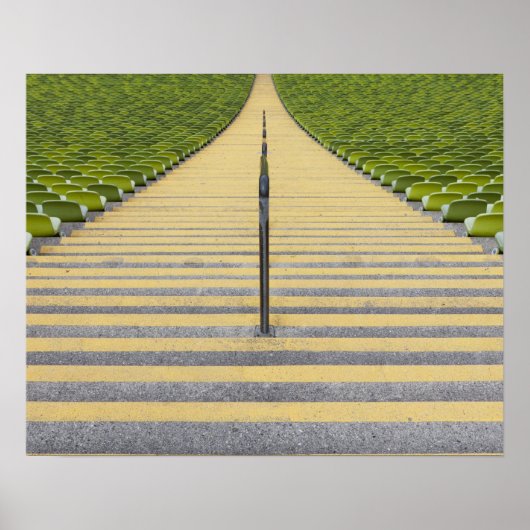 Stadiumtrap tussen rijen groene stoelen poster (Voorkant)