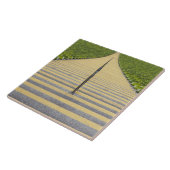 Stadiumtrap tussen rijen groene stoelen tegeltje (Zijkant)