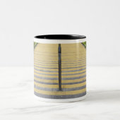 Stadiumtrap tussen rijen groene stoelen tweekleurige koffiemok (Center)