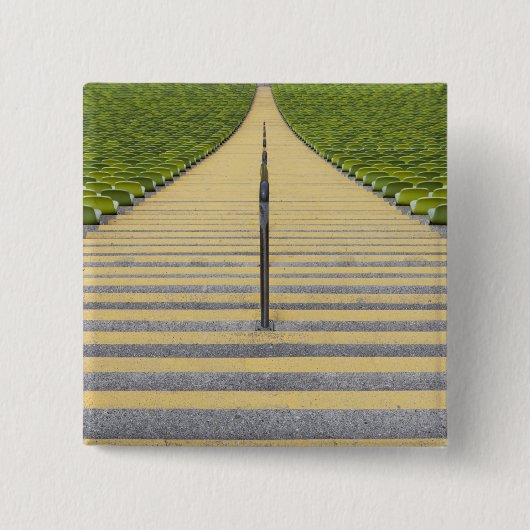 Stadiumtrap tussen rijen groene stoelen vierkante button 5,1 cm (Voorkant)