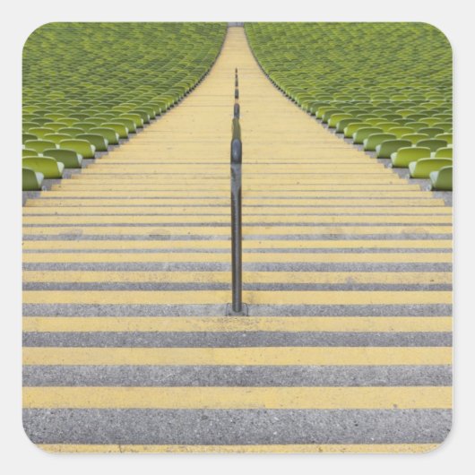 Stadiumtrap tussen rijen groene stoelen vierkante sticker (Voorkant)