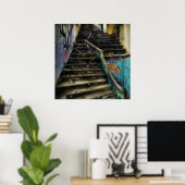 Stads Kunst op Trap Verwaarloosd Gebouw Poster (Thuiskantoor)