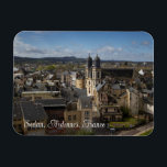 Stadsbeeld van Sedan, Ardennen, Frankrijk Magneet<br><div class="desc">Luchtfoto uitzicht van het stadsbeeld van Sedan, in het departement Ardennes van Oost-Frankrijk. Historische Sint-Karelskerk is zichtbaar aan de skyline, met twee klokkentorens die prominent in het centrum staan, omgeven door dichtbevolkte huizen en straten. Heerlijk souvenir van uw reis naar Frankrijk.</div>