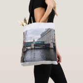 stadscyclus riverfront en architectuur tote bag (Dichtbij)