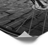 Stadsfiets met mand tegen bakstenen muur Urban Poster (Hoek)