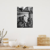 Stadsfiets met mand tegen bakstenen muur Urban Poster (Keuken)