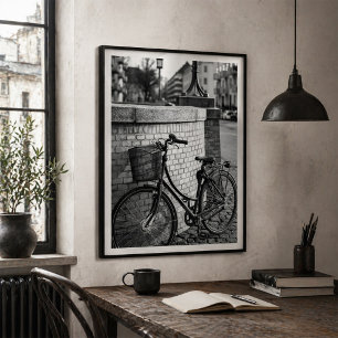 Stadsfiets met Mandje Tegen Bakstenen Muur Stedeli Poster