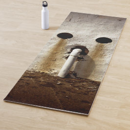 Stadsfoto van blootgestelde waterleiding yogamat