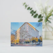Stadsgebouw en straat herfstbomen briefkaart (Staand voorkant)
