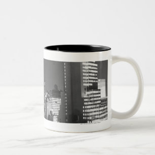 Stadsgebouwen bij nacht B&W, verhoogd uitzicht Tweekleurige Koffiemok