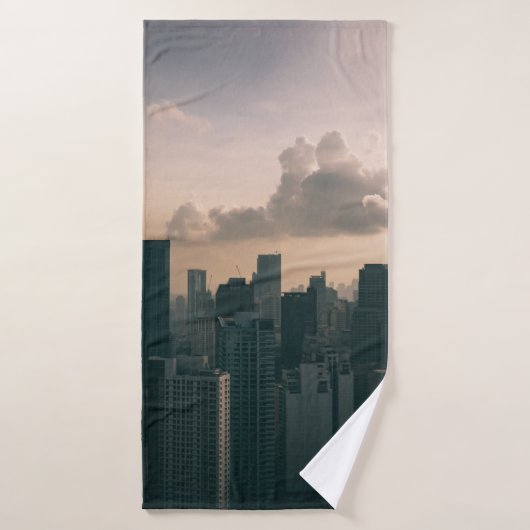 STADSGEBOUWEN ONDER CLOUDY SKY TIJDENS DE DAG BADHANDDOEK (Badhanddoek)