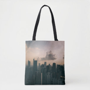 STADSGEBOUWEN ONDER CLOUDY SKY TIJDENS DE DAG TOTE BAG