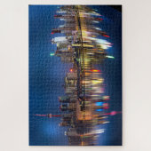 Stadsgezicht weerspiegeld in het meer legpuzzel (Verticaal)