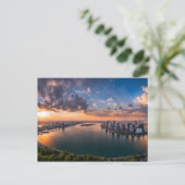Stadspanorama in zonsondergang briefkaart (Staand voorkant)