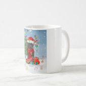 Staffordshire Bull Terrier Dog in Snow met Kerstmi Koffiemok (Voorkant rechts)