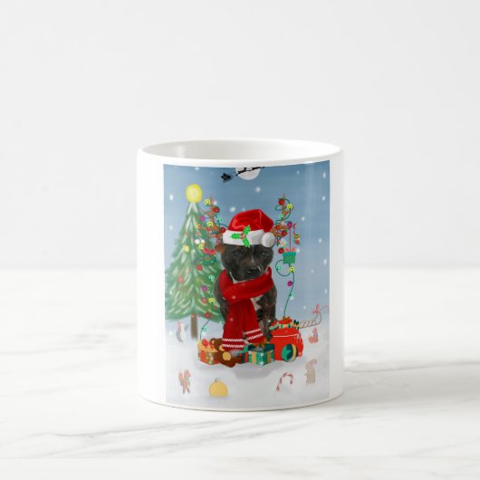 Staffordshire Bull Terrier Dog in Snow met Kerstmi Koffiemok (Center)