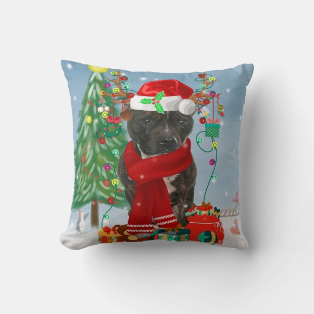 Staffordshire Bull Terrier Dog in Snow met Kerstmi Kussen (Voorkant)