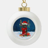 Staffordshire Bull Terrier dog met kerstcadeau Keramische Bal Ornament (Voorkant)