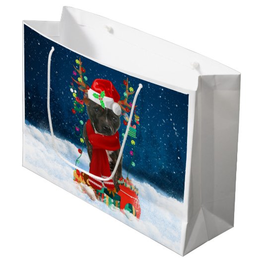 Staffordshire Bull Terrier in Snow met Kerstmis Groot Cadeauzakje (Voorkant Gekanteld)