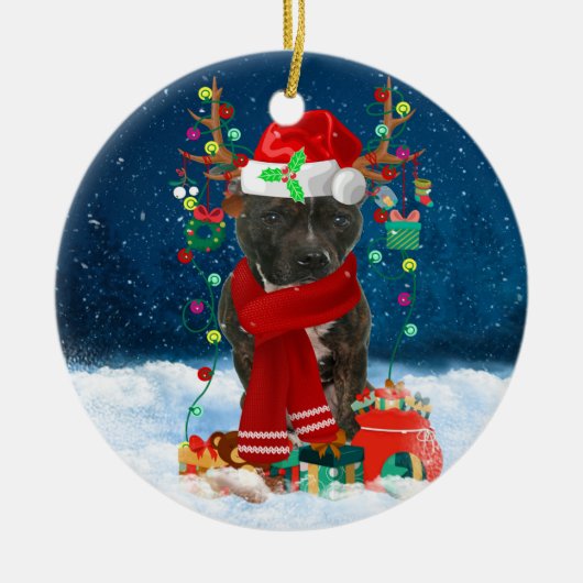Staffordshire Bull Terrier in Snow met Kerstmis Keramisch Ornament (Voorkant)