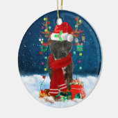Staffordshire Bull Terrier in Snow met Kerstmis Keramisch Ornament (Links)