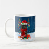 Staffordshire Bull Terrier in Snow met Kerstmis Koffiemok (Links)